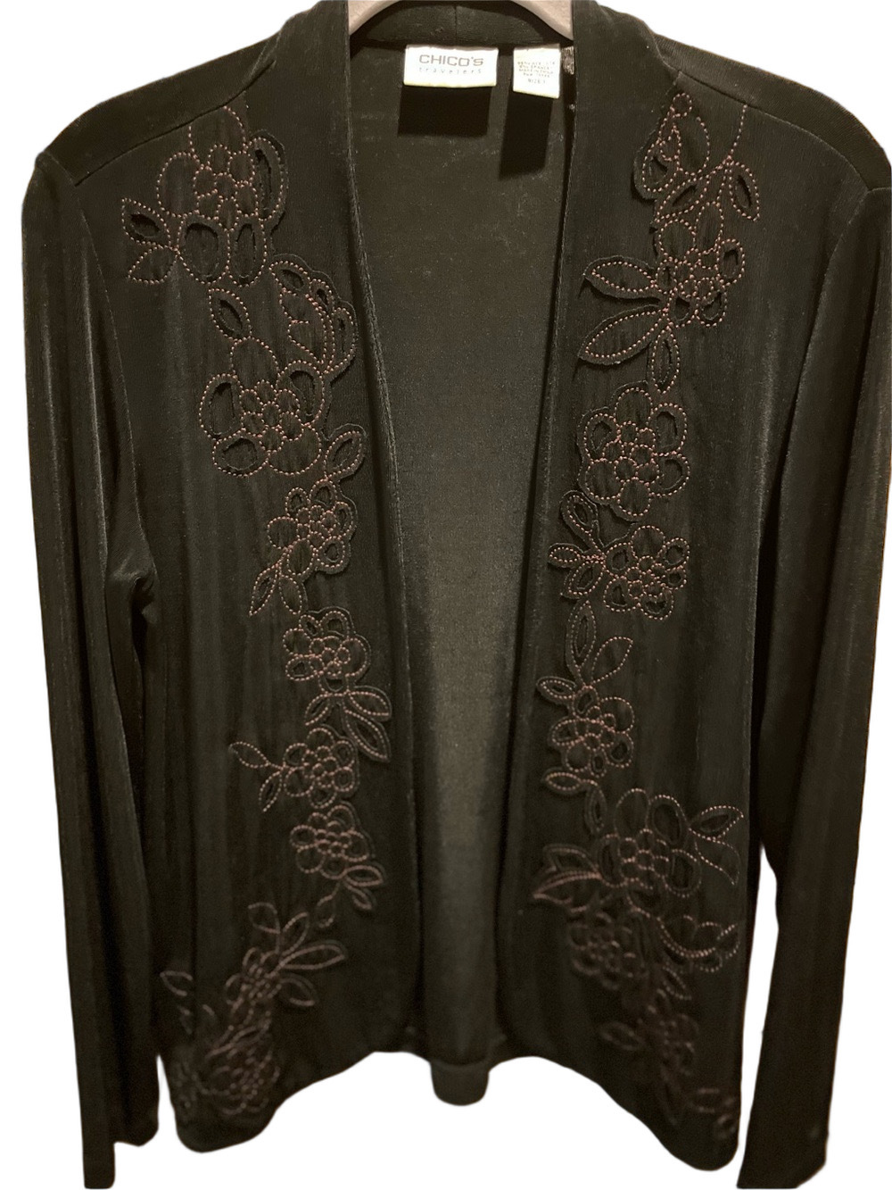 121. WOMENS CHICO’S TRAVELERS 1/M DETAIL TOP - Picture 1 of 4